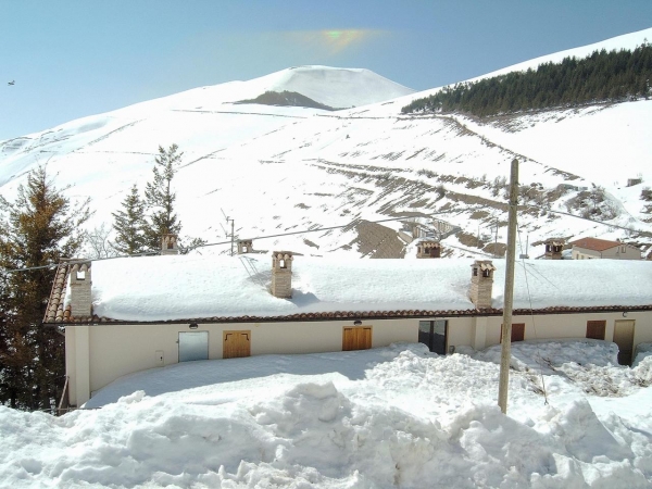 Casa Sommersa-castelluccio Marzo 2005