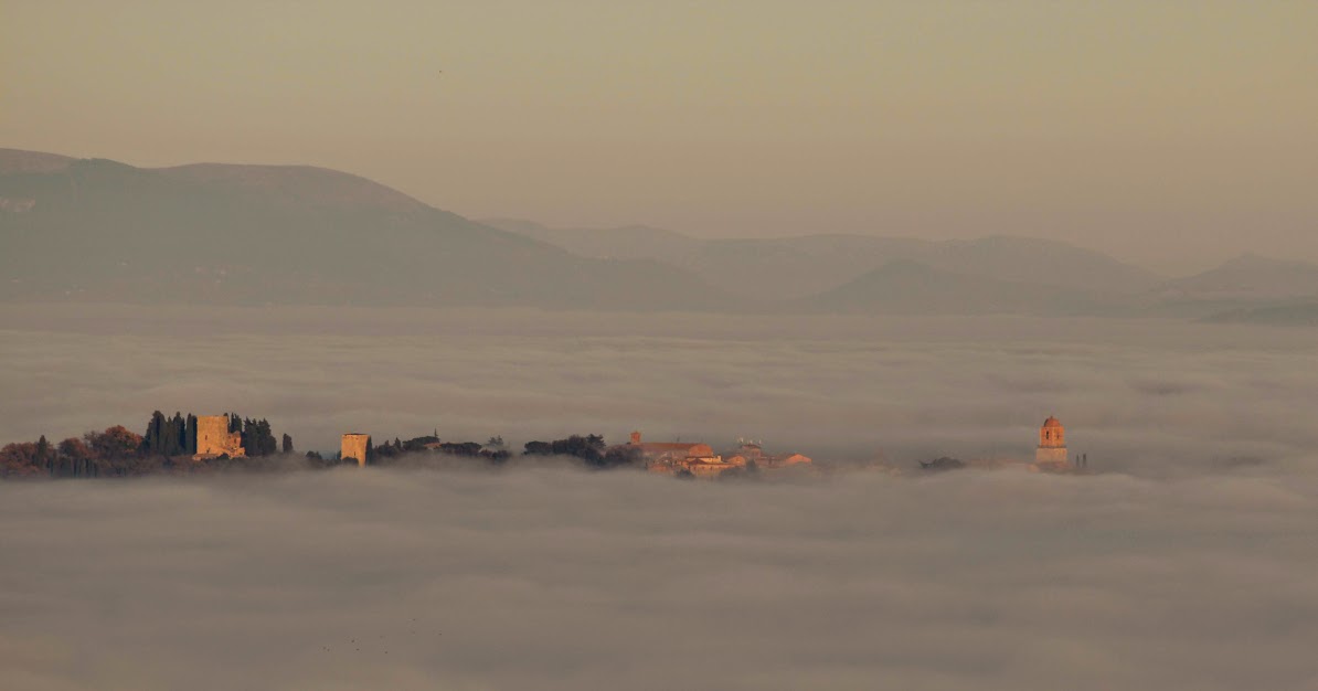 Chiusi Esce Dalla Nebbia Al Tramonto
