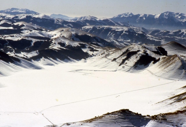 Il Pian Grande Castelluccio E L''inghiottitoio Dal M.porche(genn.89)