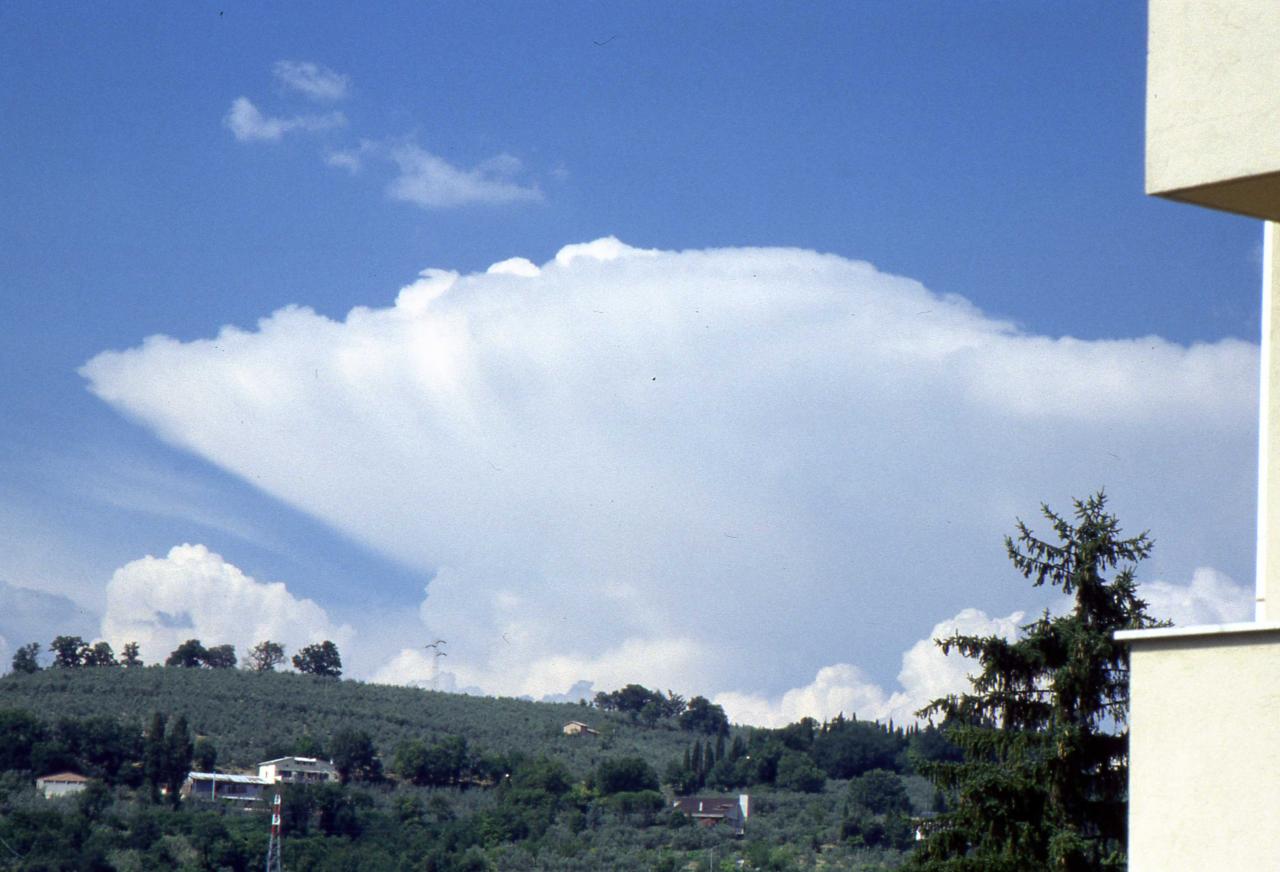 Il Re Delle Nuvole"cumulonembo In Ulteriore Rigonfiamento"